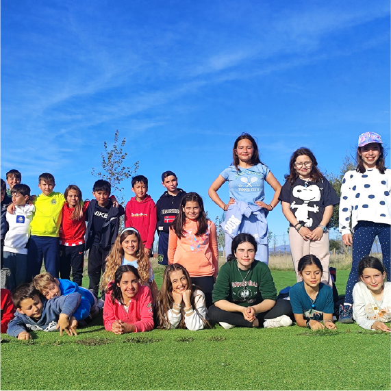 jóvenes relajándose en un entorno natural