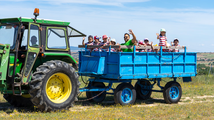 Paseo en tractor convivencias Aula de Naturaleza Emilio Hurtado