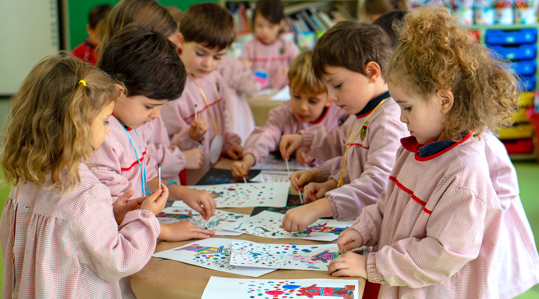 Alumno de Colegios El Valle jugando al ajedrez en la actividad extraescolar.